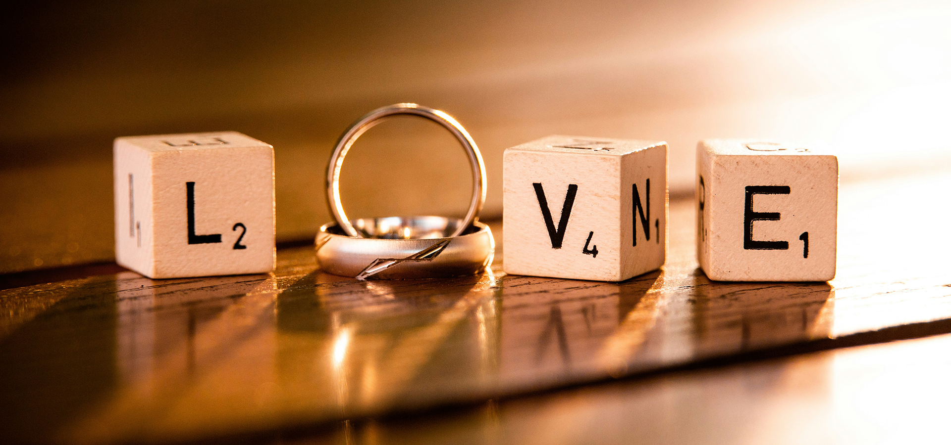 https://gefuehlvolleredekunst.de/wp-content/uploads/2023/11/hochzeit_denny-muller-BJn4pHh_WG8-unsplash.png