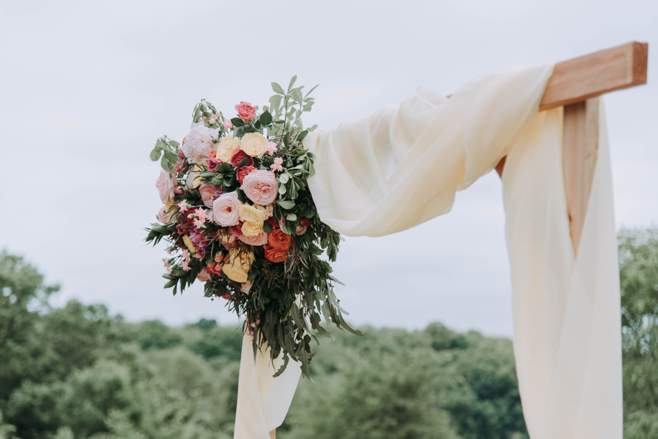 https://gefuehlvolleredekunst.de/wp-content/uploads/2023/11/hochzeit_samantha-gades-x40Q9jrEVT0-unsplash-scaled.jpg